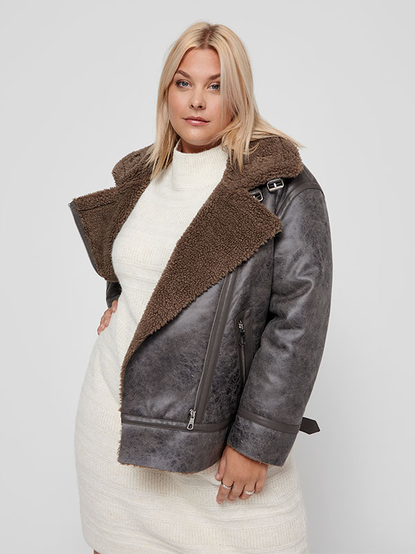 CARBETTY - Plus Size Jacka fra Only Carmakoma